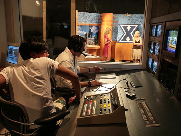 Students in the 电视 studio production booth