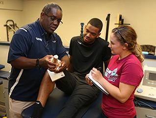 运动训练硕士课程的学生在实验室环境中诊断膝盖损伤